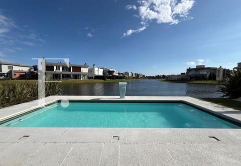 Sobrado com 214m², 4 dormitórios, 4 suítes, 2 vagas, Riviera em Xangri-Lá
