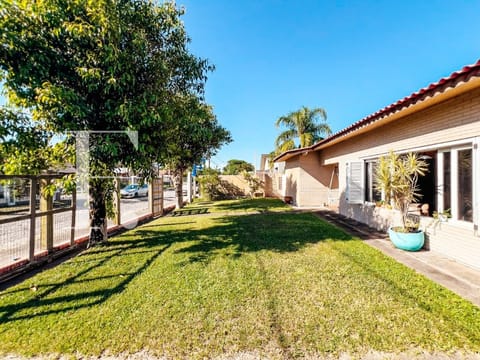 Casa com 230m², 3 dormitórios, 1 suíte, 2 vagas, no bairro Atlântida em Xangri-Lá