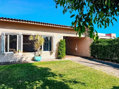 Casa com 230m², 3 dormitórios, 1 suíte, 2 vagas, no bairro Atlântida em Xangri-Lá