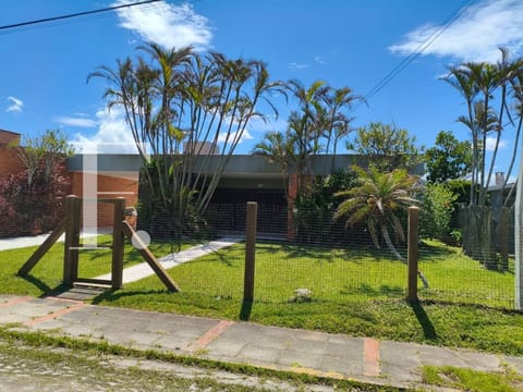 Casa com 202m², 3 dormitórios, 2 vagas, no bairro Atlântida em Xangri-Lá
