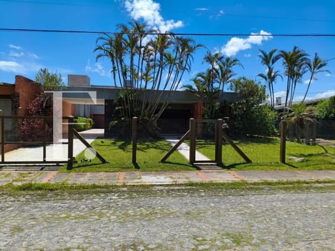 Casa com 202m², 3 dormitórios, 2 vagas, no bairro Atlântida em Xangri-Lá