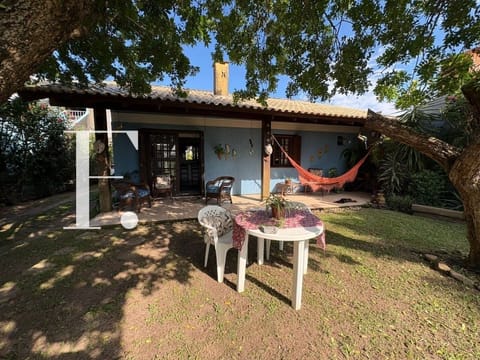 Casa com 98m², 2 dormitórios, 1 suíte, 2 vagas, no bairro Centro em Xangri-Lá