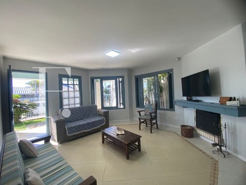 Casa com 183m², 3 dormitórios, 1 suíte, 2 vagas, no bairro Centro em Xangri-Lá