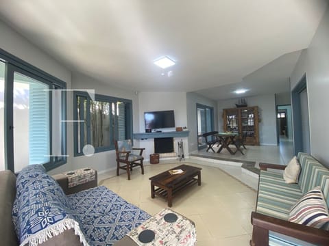 Casa com 183m², 3 dormitórios, 1 suíte, 2 vagas, no bairro Centro em Xangri-Lá