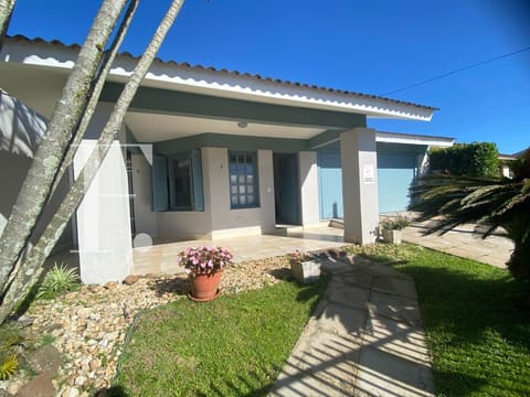 Casa com 183m², 3 dormitórios, 1 suíte, 2 vagas, no bairro Centro em Xangri-Lá
