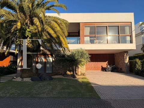 Sobrado com 460m², 5 dormitórios, 5 suítes, 2 vagas, Velas da Marina em Capão da Canoa
