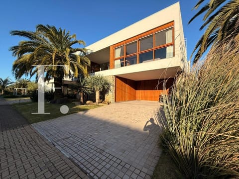 Sobrado com 460m², 5 dormitórios, 5 suítes, 2 vagas, Velas da Marina em Capão da Canoa