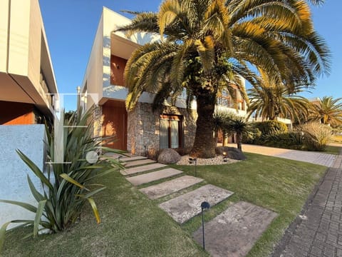 Sobrado com 460m², 5 dormitórios, 5 suítes, 2 vagas, Velas da Marina em Capão da Canoa