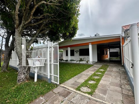 Casa com 206m², 2 dormitórios, 1 suíte, 2 vagas, no bairro Centro em Xangri-Lá