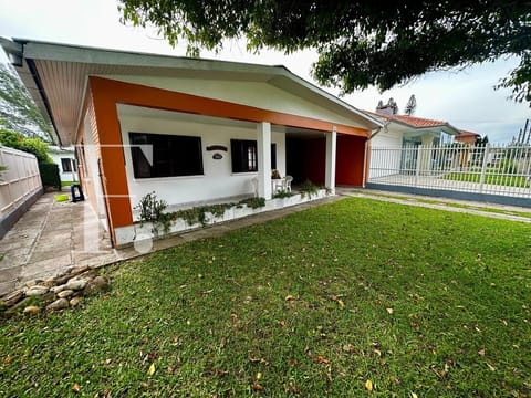 Casa com 206m², 2 dormitórios, 1 suíte, 2 vagas, no bairro Centro em Xangri-Lá