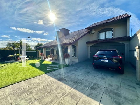 Casa com 261m², 4 dormitórios, 2 suítes, 2 vagas, no bairro Centro em Xangri-Lá