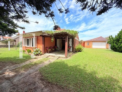 Casa com 176m², 3 dormitórios, 1 suíte, 2 vagas, no bairro Rainha do Mar em Xangri-Lá