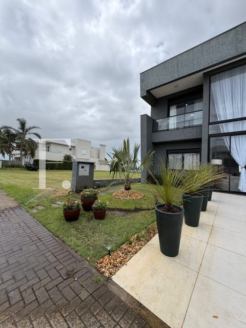 Sobrado com 415m², 4 dormitórios, 4 suítes, 2 vagas, Velas da Marina em Capão da Canoa