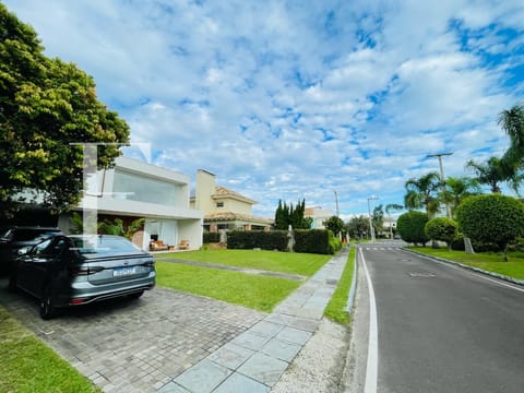 Sobrado com 315m², 4 dormitórios, 4 suítes, 2 vagas, Porto Coronado em Xangri-Lá