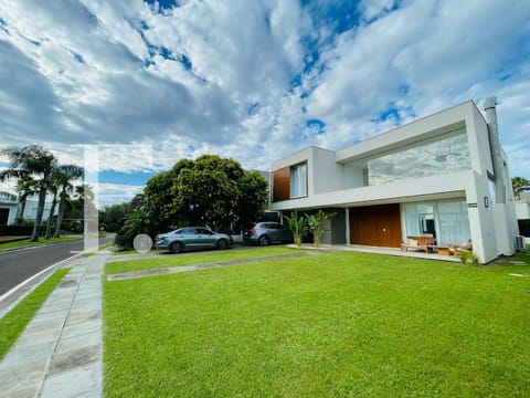 Sobrado com 315m², 4 dormitórios, 4 suítes, 2 vagas, Porto Coronado em Xangri-Lá