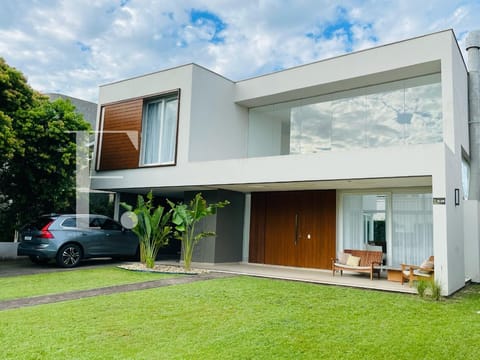 Sobrado com 315m², 4 dormitórios, 4 suítes, 2 vagas, Porto Coronado em Xangri-Lá
