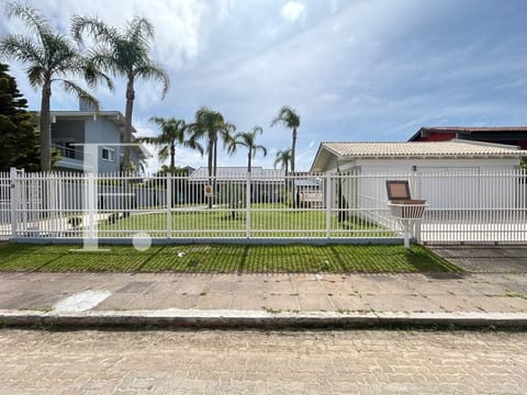 Casa com 150m², 3 dormitórios, 3 suítes, 2 vagas, no bairro Atlântida em Xangri-Lá