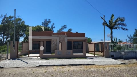 Casa com 99m², 2 dormitórios, 1 vaga, no bairro Remanso em Xangri-Lá