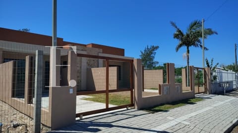 Casa com 99m², 2 dormitórios, 1 vaga, no bairro Remanso em Xangri-Lá