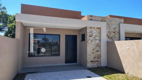 Casa com 99m², 2 dormitórios, 1 vaga, no bairro Remanso em Xangri-Lá