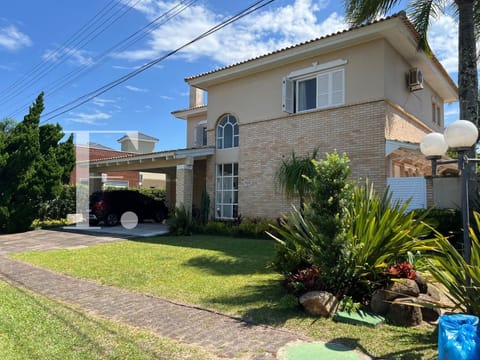 Sobrado com 366m², 3 dormitórios, 3 suítes, 2 vagas, Atlântida Lagos Park em Xangri-Lá