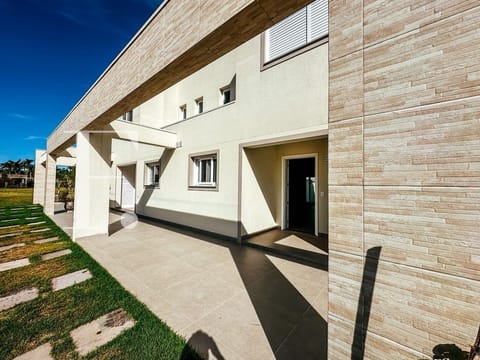 Sobrado com 114m², 3 dormitórios, 1 suíte, 2 vagas, Pateo Marbella em Xangri-Lá