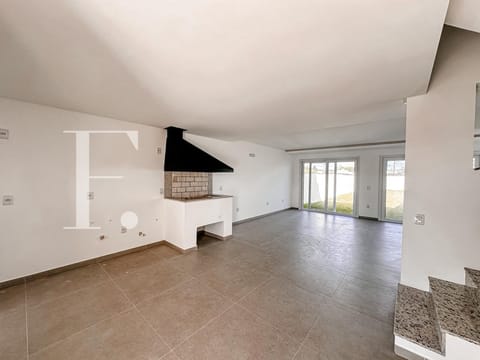 Sobrado com 114m², 3 dormitórios, 1 suíte, 2 vagas, Pateo Marbella em Xangri-Lá