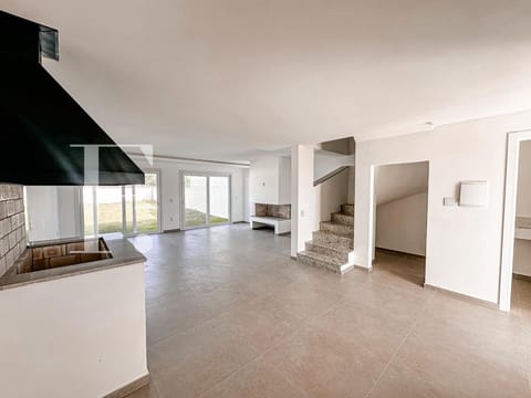 Sobrado com 114m², 3 dormitórios, 1 suíte, 2 vagas, Pateo Marbella em Xangri-Lá