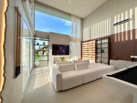 Casa com 304m², 4 dormitórios, 4 suítes, 4 vagas, no bairro Atlântida em Xangri-Lá