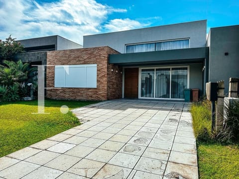 Casa Condomínio com 200m², 4 dormitórios, 4 suítes, 2 vagas, Riviera em Xangri-Lá