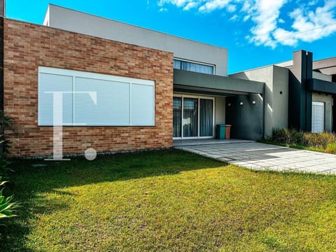 Casa Condomínio com 200m², 4 dormitórios, 4 suítes, 2 vagas, Riviera em Xangri-Lá