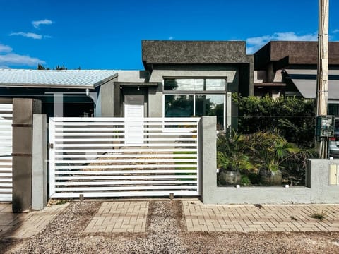 Casa com 124m², 2 dormitórios, 1 suíte, 2 vagas, no bairro Noiva do Mar em Xangri-Lá