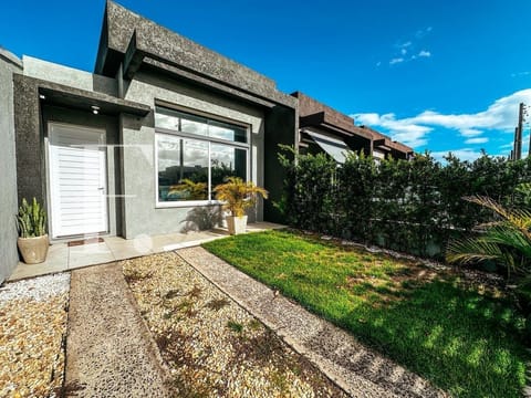 Casa com 124m², 2 dormitórios, 1 suíte, 2 vagas, no bairro Noiva do Mar em Xangri-Lá