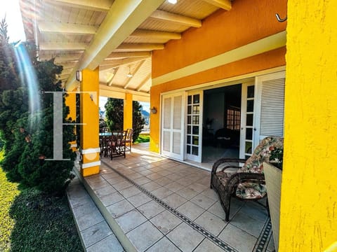 Casa com 325m², 6 dormitórios, 3 suítes, 4 vagas, no bairro Rainha do Mar em Xangri-Lá