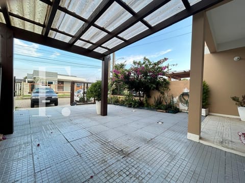 Casa com 75m², 3 dormitórios, 1 suíte, 2 vagas, no bairro Centro em Xangri-Lá
