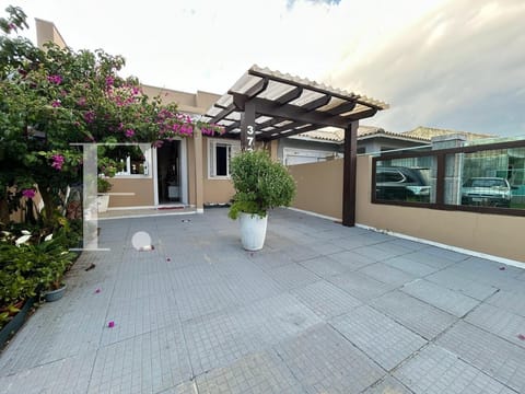 Casa com 75m², 3 dormitórios, 1 suíte, 2 vagas, no bairro Centro em Xangri-Lá