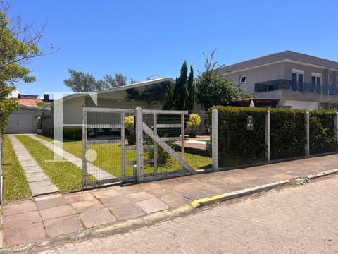 Casa com 122m², 4 dormitórios, 1 suíte, 2 vagas, no bairro Atlântida em Xangri-Lá