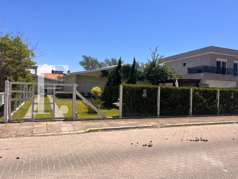 Casa com 122m², 4 dormitórios, 1 suíte, 2 vagas, no bairro Atlântida em Xangri-Lá