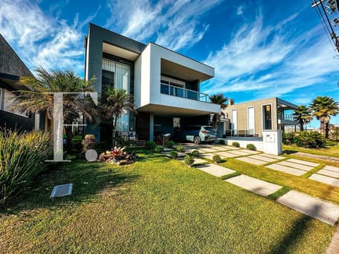 Sobrado com 263m², 4 dormitórios, 4 suítes, 2 vagas, Atlântico Villas Club em Atlântida Sul
