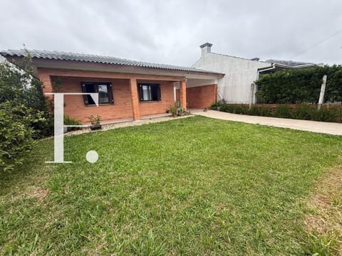 Casa com 170m², 3 dormitórios, 1 suíte, 2 vagas, no bairro Centro em Xangri-Lá
