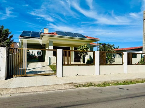 Casa com 120m², 3 dormitórios, 1 suíte, 2 vagas, no bairro Rainha do Mar em Xangri-Lá