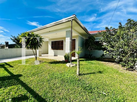 Casa com 120m², 3 dormitórios, 1 suíte, 2 vagas, no bairro Rainha do Mar em Xangri-Lá