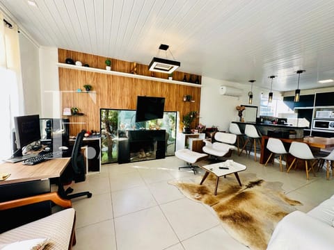 Casa com 106m², 2 dormitórios, 1 suíte, 2 vagas, no bairro Rainha do Mar em Xangri-Lá