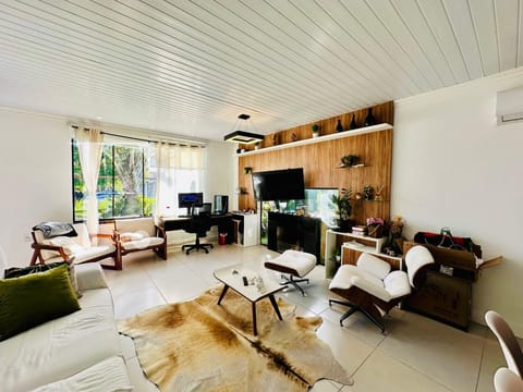 Casa com 106m², 2 dormitórios, 1 suíte, 2 vagas, no bairro Rainha do Mar em Xangri-Lá