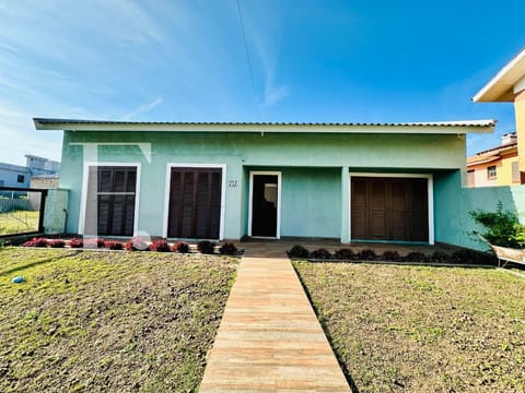 Casa com 110m², 3 dormitórios, 1 suíte, 2 vagas, no bairro Noiva do Mar em Xangri-Lá
