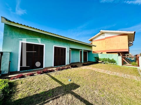 Casa com 110m², 3 dormitórios, 1 suíte, 2 vagas, no bairro Noiva do Mar em Xangri-Lá