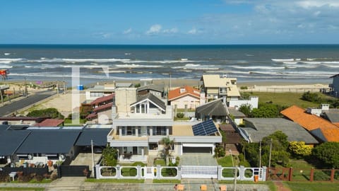 Casa com 395m², 4 dormitórios, 2 suítes, 4 vagas, no bairro Centro em Xangri-Lá