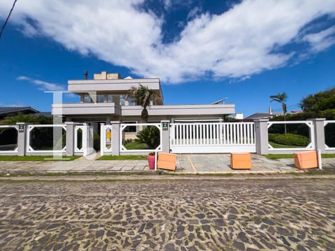 Casa com 395m², 4 dormitórios, 2 suítes, 4 vagas, no bairro Centro em Xangri-Lá