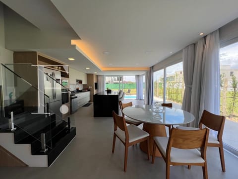 Sobrado com 154m², 3 dormitórios, 3 suítes, 2 vagas, One Atlântida Houses em Xangri-Lá