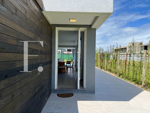 Sobrado com 154m², 3 dormitórios, 3 suítes, 2 vagas, One Atlântida Houses em Xangri-Lá